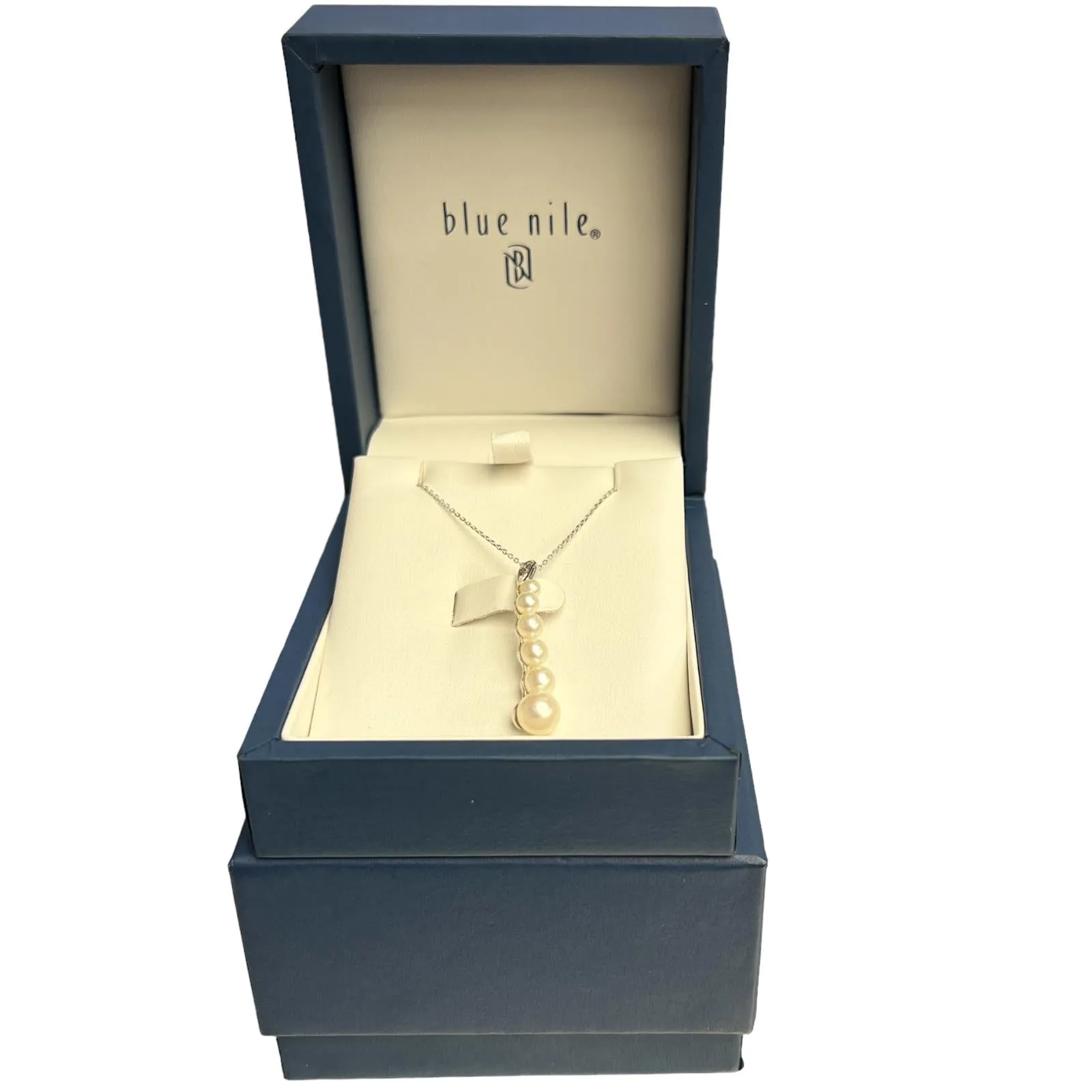 14k White Gold Six Pearl Graduated Journey Pendant Necklace 18" 2.9g - Blue Nile